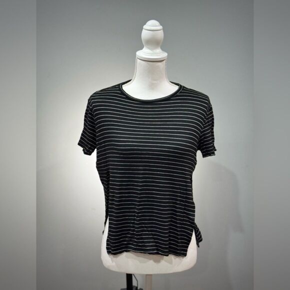 CLEARANCE! Black Le Lis Striped Split Sides Tee Size S EUC - Picture 1 of 5